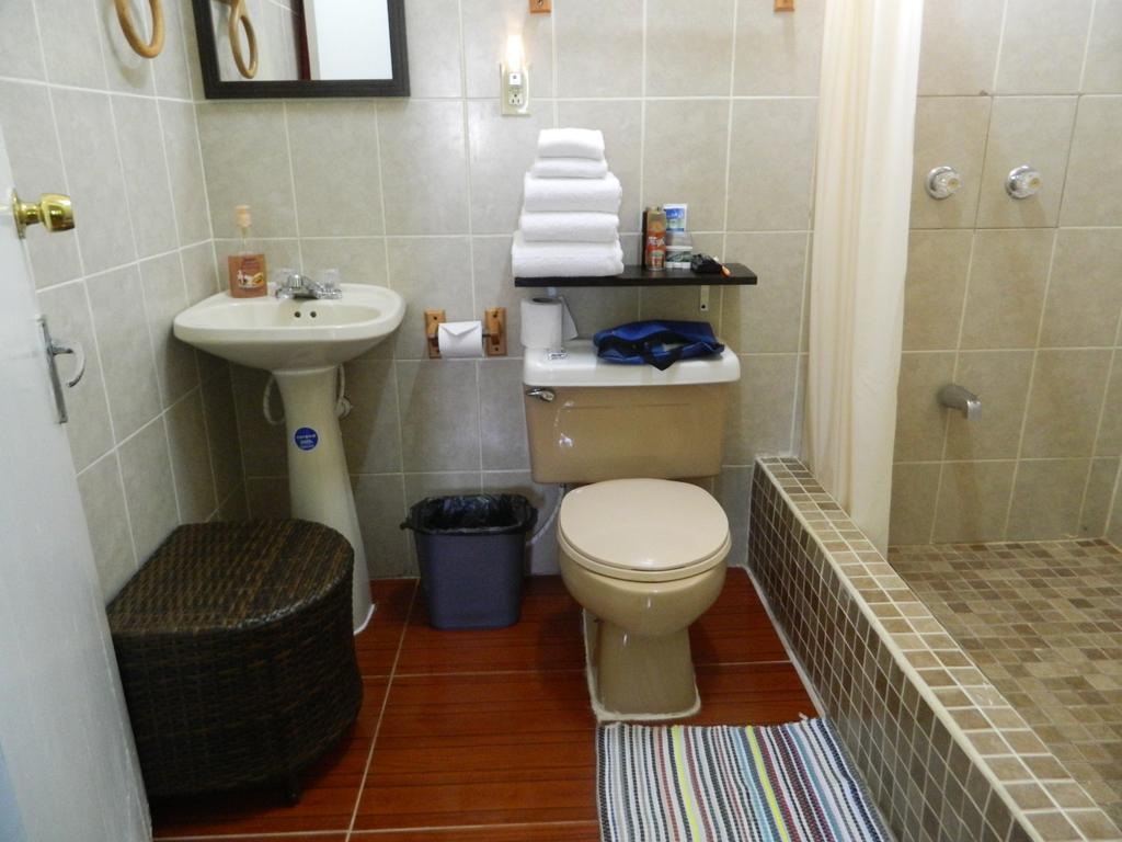 Bella Sombra Guest House Kings Park Belize City Room photo
