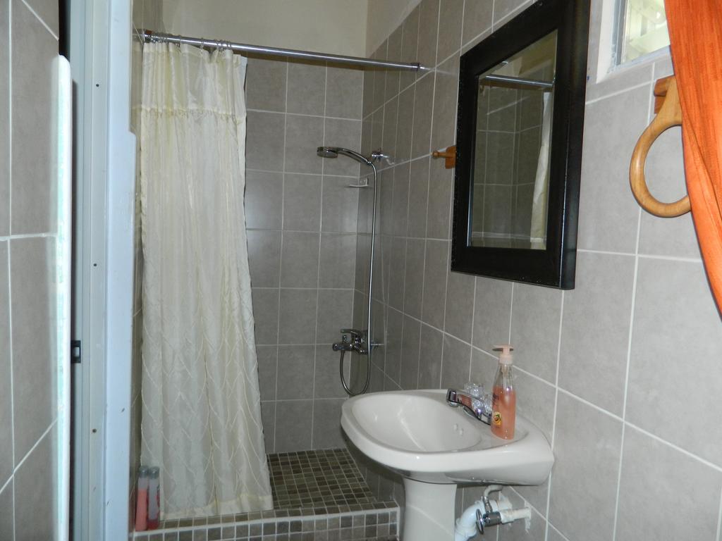 Bella Sombra Guest House Kings Park Belize City Room photo