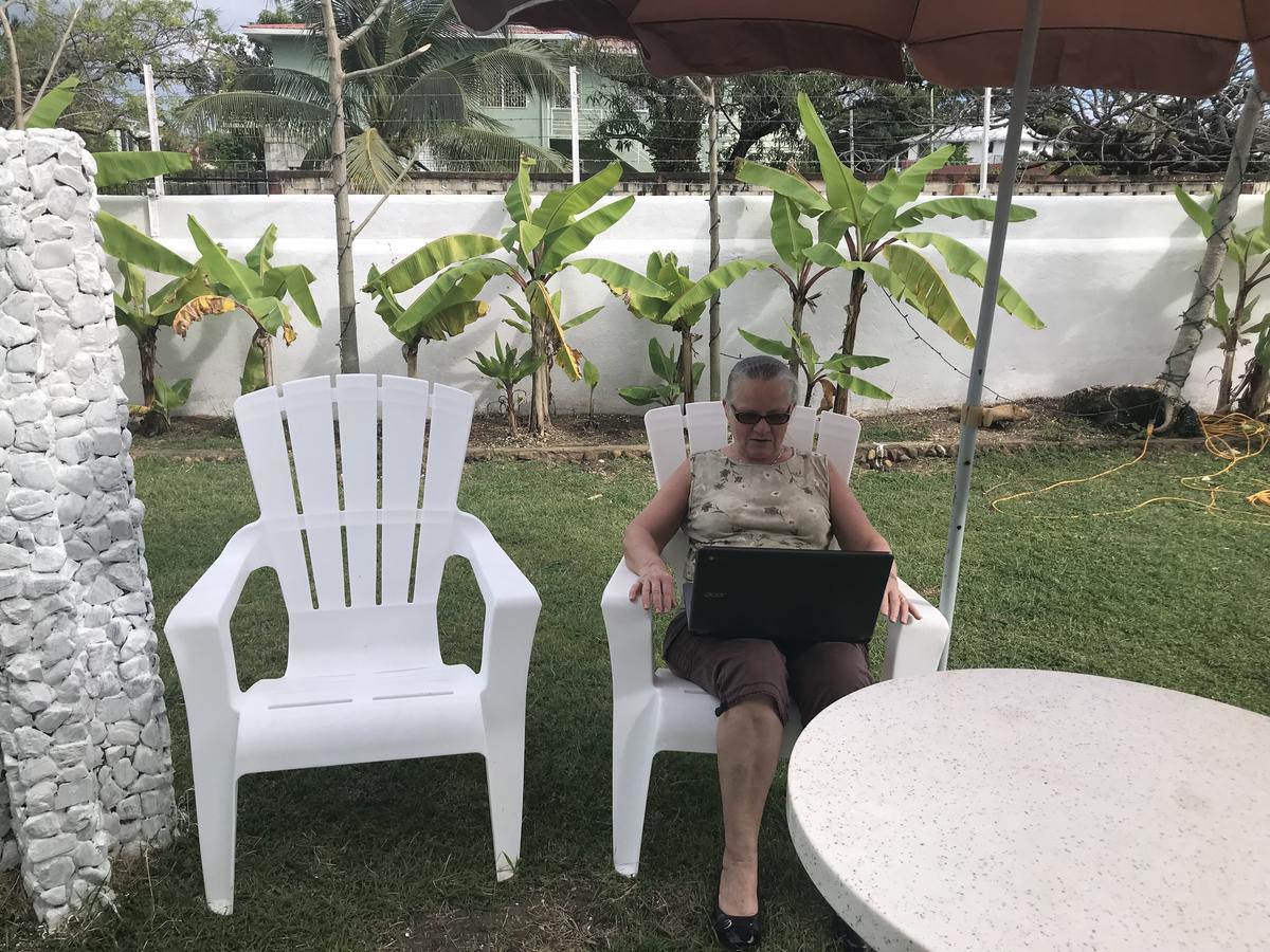 Bella Sombra Guest House Kings Park Belize City Exterior photo